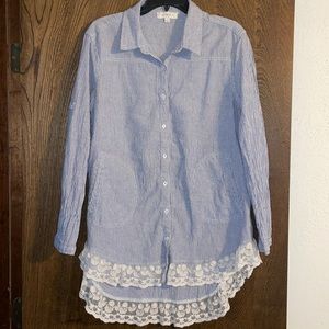 Umgee XL button up blouse w/ front pockets & lace trim.